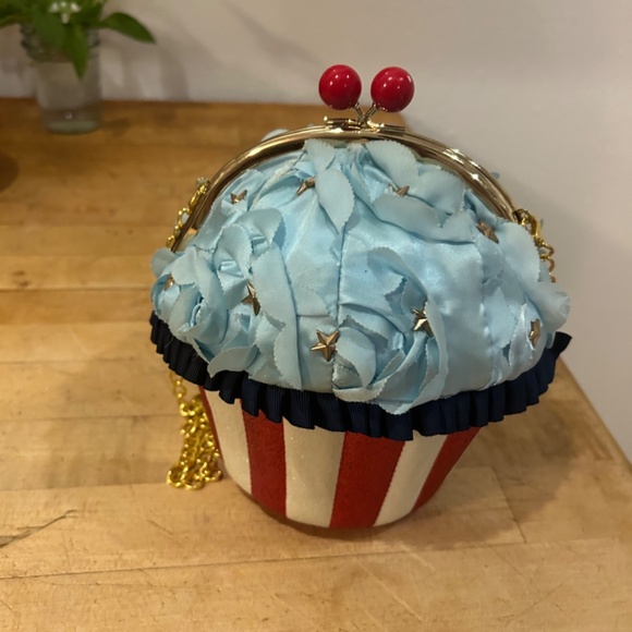 Rare Betsey Johnson American Cupcake Purse! - Picture 3 of 4